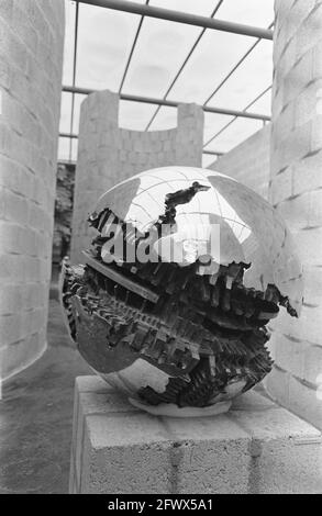 Mostra di apertura di sculture a Sonsbeek, Sphere di Willem Reyers, 26 maggio 1966, sculture, scultura, Mostre, arte, mostre, Paesi Bassi, agenzia stampa del XX secolo foto, notizie da ricordare, documentario, fotografia storica 1945-1990, storie visive, Storia umana del XX secolo, che cattura momenti nel tempo Foto Stock