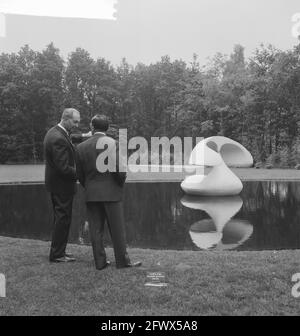 Apertura del giardino della scultura Museo Kroller Moller . Ministro Cals e Dr. De Leeuw, 3 giugno 1961, MUSEA, aperture, I Paesi Bassi, foto agenzia stampa del XX secolo, notizie da ricordare, documentario, fotografia storica 1945-1990, storie visive, Storia umana del XX secolo, che cattura momenti nel tempo Foto Stock