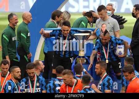 Milano, 23 maggio 2021. Lautaro Martinez e Arturo Vidal dell'Internazionale festeggiano con il trofeo Scudetto dopo la partita di serie A a a Giuseppe Meazza, Milano. L'immagine di credito dovrebbe essere: Jonathan Moscop / Sportimage Foto Stock