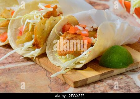 Tacos di pesce in stile Baja California con guarnizioni Foto Stock