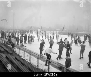 Apertura della pista di pattinaggio artificiale Jaap Eden ad Amsterdam. Folle sulla pista, 10 dicembre 1961, aperture, Paesi Bassi, foto agenzia stampa del xx secolo, notizie da ricordare, documentario, fotografia storica 1945-1990, storie visive, Storia umana del XX secolo, che cattura momenti nel tempo Foto Stock