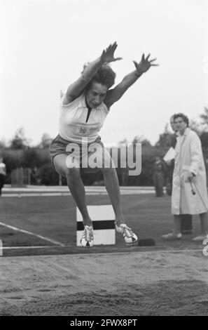 Atletica Paesi Bassi contro la Germania orientale. Salto lungo Joke Bijleveld, 13 agosto 1961, PRIMAVERA, atletica, I Paesi Bassi, foto agenzia stampa del XX secolo, notizie da ricordare, documentario, fotografia storica 1945-1990, storie visive, Storia umana del XX secolo, che cattura momenti nel tempo Foto Stock