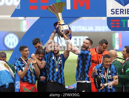 Milano, 23 maggio 2021. I giocatori e lo staff del FC Internazionale festeggiano con il trofeo Scudetto dopo la partita della serie A a a Giuseppe Meazza, Milano. L'immagine di credito dovrebbe essere: Jonathan Moscop / Sportimage Foto Stock