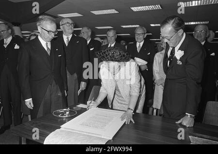 Apertura della Banca olandese da parte della Regina Juliana . La regina Giuliana firma il certificato di inaugurazione ufficiale, sinistra Zijlstra, Principe di destra Bernhard, 7 maggio 1968, Inaugurazioni, Aperture, banche, regine, Paesi Bassi, foto agenzia stampa del XX secolo, notizie da ricordare, documentario, fotografia storica 1945-1990, storie visive, Storia umana del XX secolo, che cattura momenti nel tempo Foto Stock