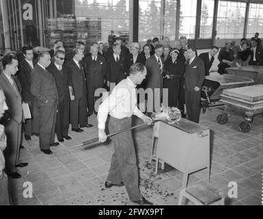 Apertura di una nuova fabbrica di vetro e macchine di Philips a Eindhoven da parte del Ministro Professor Dr. J. Zijlstra, 13 marzo 1958, aperture, Paesi Bassi, foto agenzia stampa del xx secolo, notizie da ricordare, documentario, fotografia storica 1945-1990, storie visive, Storia umana del XX secolo, che cattura momenti nel tempo Foto Stock
