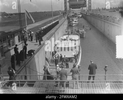 Apertura delle chiuse di Tiel Ravenswaay e Wijk bij Duurstede. La principessa Irene svela la targa, 21 maggio 1952, famiglia reale, aperture, Serrature, autorità per l'acqua, Paesi Bassi, foto agenzia stampa del XX secolo, notizie da ricordare, documentario, fotografia storica 1945-1990, storie visive, Storia umana del XX secolo, che cattura momenti nel tempo Foto Stock