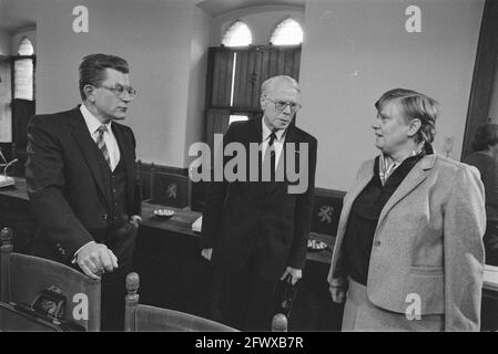 Commissione d'inchiesta RSV; presidente della commissione Van Dijk (l) membro Sig.ra Dales in conversazione con il Sig. L. de Block (m), 21 marzo 1984, inchieste parlamentari, politica, Paesi Bassi, foto agenzia stampa del xx secolo, notizie da ricordare, documentario, fotografia storica 1945-1990, storie visive, Storia umana del XX secolo, che cattura momenti nel tempo Foto Stock