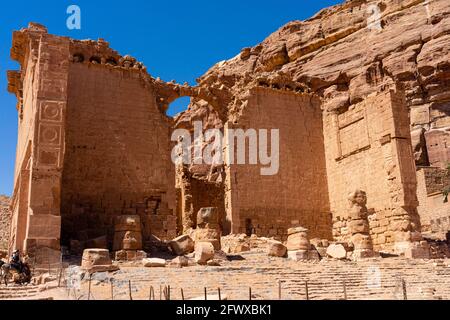 La parte anteriore di Qasral-Bint far'un, Castello della figlia del Faraone, monumento indipendente, tempio principale dell'antica cultura nabataea a Petra, Giordania Foto Stock