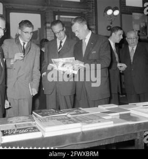 Mostra di apertura The West German Techn. Prenota i Koopmansbeurs di H. R. Marius, direttore della Camera di Commercio olandese di Germania, 19 novembre 1957, aperture, direttori, Mostre, Paesi Bassi, foto agenzia stampa del XX secolo, notizie da ricordare, documentario, fotografia storica 1945-1990, storie visive, Storia umana del XX secolo, che cattura momenti nel tempo Foto Stock