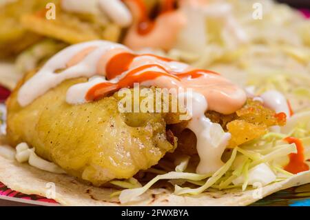 Tacos di pesce in stile Baja California con guarnizioni Foto Stock