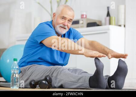 un uomo anziano che fa esercizi Foto Stock