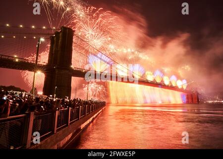 4 luglio Independence Day Fireworks (Macys) sul ponte di Brooklyn. Lower Manhattan, New York City, Stati Uniti Foto Stock