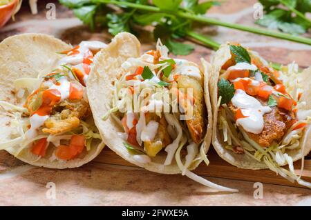 Tacos di pesce in stile Baja California con guarnizioni Foto Stock