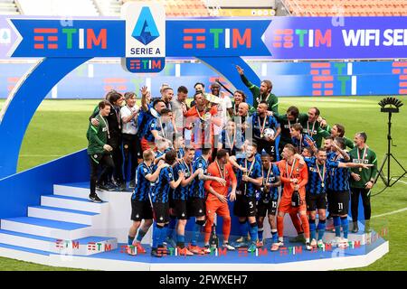 Milano, Italia. 23 maggio 2021. Samir Hananovic del FC Internazionale alza il trofeo Scudetto mentre i giocatori del FC Internazionale festeggiano durante la cerimonia di premiazione dopo la Serie A Football Match tra FC Internazionale e Udinese Calcio. Il FC Internazionale ha vinto 5-1 su Udinese Calcio. Samir Hananovic del FC Internazionale alza il trofeo Scudetto mentre i giocatori del FC Internazionale festeggiano durante la cerimonia di premiazione dopo la Serie A Football Match tra FC Internazionale e Udinese Calcio. Il FC Internazionale ha vinto 5-1 su Udinese Calcio. Credit: Nicolò campo/Alamy Live News Foto Stock