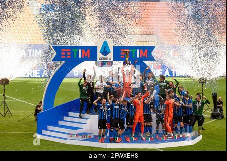 Milano, Italia. 23 maggio 2021. Samir Hananovic del FC Internazionale alza il trofeo Scudetto mentre i giocatori del FC Internazionale festeggiano durante la cerimonia di premiazione dopo la Serie A Football Match tra FC Internazionale e Udinese Calcio. Il FC Internazionale ha vinto 5-1 su Udinese Calcio. Samir Hananovic del FC Internazionale alza il trofeo Scudetto mentre i giocatori del FC Internazionale festeggiano durante la cerimonia di premiazione dopo la Serie A Football Match tra FC Internazionale e Udinese Calcio. Il FC Internazionale ha vinto 5-1 su Udinese Calcio. Credit: Nicolò campo/Alamy Live News Foto Stock