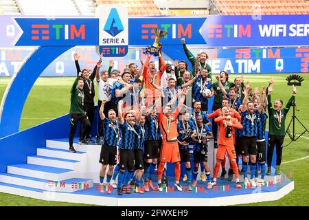 Milano, Italia. 23 maggio 2021. Samir Hananovic del FC Internazionale alza il trofeo Scudetto mentre i giocatori del FC Internazionale festeggiano durante la cerimonia di premiazione dopo la Serie A Football Match tra FC Internazionale e Udinese Calcio. Il FC Internazionale ha vinto 5-1 su Udinese Calcio. Samir Hananovic del FC Internazionale alza il trofeo Scudetto mentre i giocatori del FC Internazionale festeggiano durante la cerimonia di premiazione dopo la Serie A Football Match tra FC Internazionale e Udinese Calcio. Il FC Internazionale ha vinto 5-1 su Udinese Calcio. Credit: Nicolò campo/Alamy Live News Foto Stock