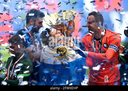 Milano, Italia. 23 maggio 2021. Lautaro Martinez del FC Internazionale detiene il trofeo Scudetto durante la cerimonia di premiazione dopo la serie A tra FC Internazionale e Udinese Calcio. Il FC Internazionale ha vinto 5-1 su Udinese Calcio. Credit: Nicolò campo/Alamy Live News Foto Stock