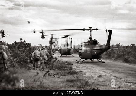 UH-1B Elicotteri e truppe; Vietnam Foto Stock