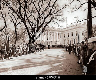 Novembre 1963 lutto e membri della linea di guardia dei colori il viale Nord prato della Casa Bianca per la processione funeraria del Presidente John F. Kennedy alla Cattedrale di San Matteo Apostolo. Washington, D.C. Abbie Rowe. Fotografie della Casa Bianca. Foto Stock