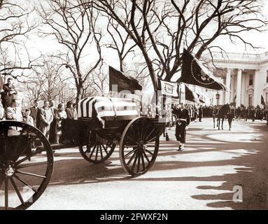 25 novembre 1963 Processione alla Cattedrale di San Matteo. Caisson, scrigno, portacolori, cavallo senza riderless, cordoglio. Fronte Nord, Casa Bianca, Washington, D.C. Abbie Rowe. Casa Bianca. Fotografie. Foto Stock
