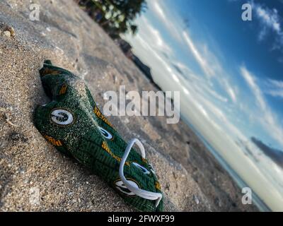 Maschera trovata disseminata su una spiaggia di moana ala a Oahu, Hawaii Foto Stock