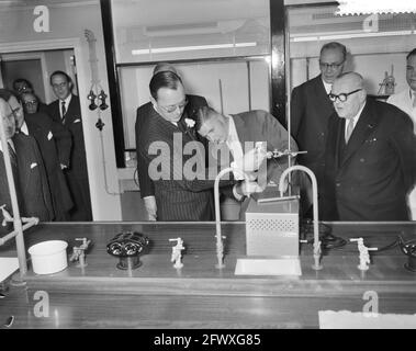 Apertura del laboratorio centrale di ricerca di Brocodas Stheeman a Haarlem da parte di sua altezza reale Principe Bernhard, 9 gennaio 1959, Paesi Bassi, 20 Foto Stock