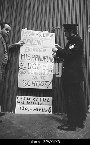 Incontro di protesta di 2,000 poliziotti nel Congresso edificio l'Aia, a.o. per migliore stipendio ufficiale appende i segni, 7 dicembre 1970, LIBRI, polizia, Pro Foto Stock