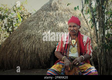 Ritratto di Mateos Anin, un anziano, mentre spiega l'importanza della montagna rocciosa per la disponibilità di risorse idriche a Fatumnasi, Timor centro-meridionale, Nusa Tenggara orientale, Indonesia. Le comunità tradizionali che vivono nella zona sono state la resistenza alle attività minerarie sulle montagne rocciose. Foto Stock