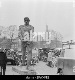 Pubblico su Waterlooplein, Amsterdam; il woodworker , statua di Miletci su Waterlooplein, 20 febbraio 1971, immagini, Paesi Bassi, xx secolo pr Foto Stock