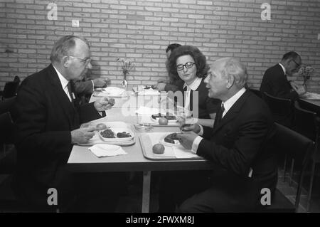 Congresso PVDA a Groningen. il presidente della parrocchia dr A. Vondeling e a destra drs J. Den Uyl con moglie a pranzo, 16 gennaio 1970, congressi, politic Foto Stock
