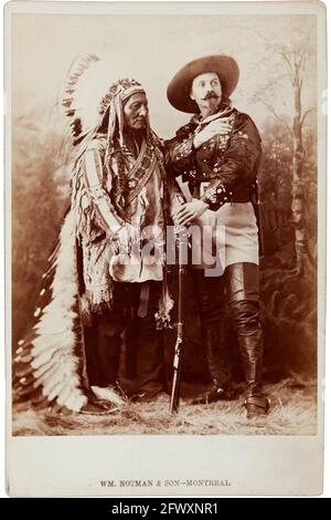 1880 ca , Montreal , CANADA : il celebre colonnello William Frederick CODY , conosciuto come BUFFALO BILL ( 1846 - 1917 ) con Chef SITTING BULL ( 1831 - 1890 ) di Sioux Hunkpapa al momento DELLO SPETTACOLO SELVAGGIO WEST . Foto di W.M. Notman & Son , Montreal . - Epopea del Selvaggio WEST - cowboy - cow-boy - Circus - uomo anziano vecchio - uomo anziano - baffi - barba - barba - baffi - Circo - cappello - cappello - cappello - piume - piume - piume - Indiani d'America - nativi americani - Nativi americani - Pellerossa - Redskins - fucile - fucile - pistola - arma - stivali - stivali --- Archivio GBB Foto Stock