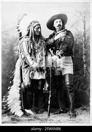 1880 ca , Montreal , CANADA : il celebre colonnello William Frederick CODY , conosciuto come BUFFALO BILL ( 1846 - 1917 ) con Chef SITTING BULL ( 1831 - 1890 ) di Sioux Hunkpapa al momento DELLO SPETTACOLO SELVAGGIO WEST . Foto di W.M. Notman & Son , Montreal . - Epopea del Selvaggio WEST - cowboy - cow-boy - Circus - uomo anziano vecchio - uomo anziano - baffi - barba - barba - baffi - Circo - cappello - cappello - cappello - piume - piume - piume - Indiani d'America - nativi americani - Nativi americani - Pellerossa - Redskins - fucile - fucile - pistola - arma - stivali - stivali --- Archivio GBB Foto Stock