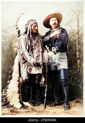 1880 ca , Montreal , CANADA : il celebre colonnello William Frederick CODY , conosciuto come BUFFALO BILL ( 1846 - 1917 ) con Chef SITTING BULL ( 1831 - 1890 ) di Sioux Hunkpapa al momento DELLO SPETTACOLO SELVAGGIO WEST . Foto di W.M. Notman & Son , Montreal . COLORIZZATO DIGITALMENTE . - Epopea del Selvaggio WEST - cowboy - cow-boy - Circus - uomo anziano vecchio - uomo anziano - baffi - barba - barba - baffi - Circo - cappello - cappello - cappello - piume - piume - piume - Indiani d'America - nativi americani - Nativi americani - Pellerossa - Redskins - fucile - fucile - pistola - arma - stivali - stivali --- Archivio Foto Stock