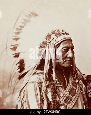 1880 ca , Montreal , CANADA : il celebre Chef SITTING BULL ( 1831 - 1890 ) di Sioux Hunkpapera al momento DELLO SPETTACOLO SELVAGGIO WEST con Buffalo Bill . Foto di W.M. Notman & Son , Montreal . - Epopea del Selvaggio WEST - - Circo - Circo - cappello - cappello - cappello - piume - piume - piume - Indiani d'America - Indiani d'America - nativi americani - Nativi americani - Pellerossa - Redskins - copricapo --- Archivio GBB Foto Stock