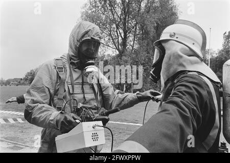 Esercizio in caso di catastrofi intorno alla centrale nucleare Borssele; vigili del fuoco controllati per contaminazione radioattiva, 20 maggio 1987, vigili del fuoco, centrali nucleari; Il Foto Stock