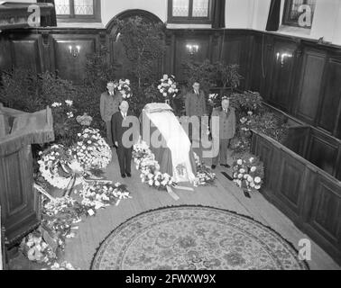 Apeldoorn, interno cappella palazzo Het Loo. Il personale della casa del palazzo tiene la guardia della morte, 30 novembre 1962, addio, orologi della morte, interni, cappelle Foto Stock