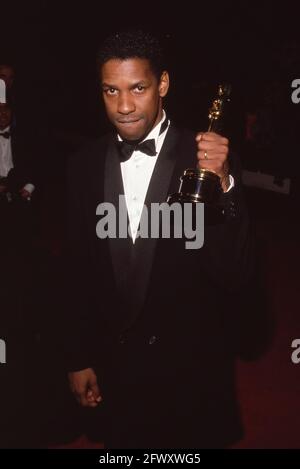 Denzel Washington alla cerimonia di premiazione dell'Accademia del 26 marzo 1990 a Los Angeles, California. Washington ha ricevuto un Oscar come miglior attore in un ruolo di supporto per la sua performance come Trip in 'Glory'. Credito: Ralph Dominguez/MediaPunch Foto Stock