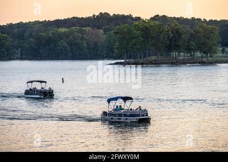 Le famiglie si rilassano sulle barche da pontile al tramonto sul lago Lanier lungo le rive del complesso turistico Lake Lanier Islands nella Georgia settentrionale. (STATI UNITI) Foto Stock