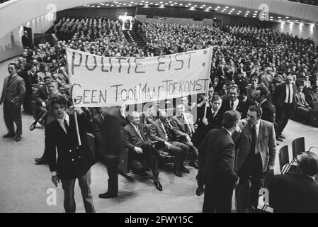 Incontro di protesta di 2,000 poliziotti a Congregebouw Den Haag, a.o. per una migliore panoramica delle retribuzioni con segno, 7 dicembre 1970, polizia, incontri di protesta, segno Foto Stock