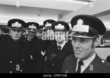 Incontro di protesta di 2,000 poliziotti a Congressebouw Den Haag, a.o. per migliori poliziotti paga con adesivi sulla PAC, 7 dicembre 1970, polizia, protestare me Foto Stock