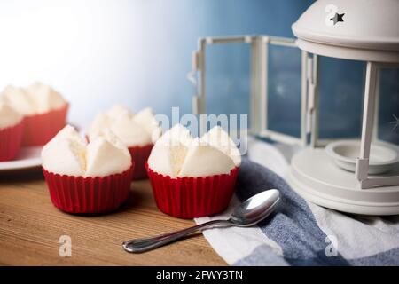 Cupcakes thailandesi al vapore o cupcakes di lana di cotone chiamato anche Pui Fai in tailandese. Il Pui Fai è un dolce tailandese tradizionale leggero e soffice. Foto Stock