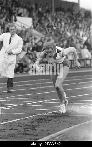 Atletica Paesi Bassi contro l'Inghilterra, no. 4 avviare Tilly van de Zwaard , no. 5 Italiano N. Packer e Joy Grievesen , no. 7 Eef Kamerbeek, 6 settembre Foto Stock