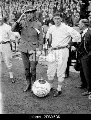 Hank Gowdy, in uniforme militare con Jack Onslow, New York Giants, World Series Game 3, Brush Stadium, New York, 10 ottobre 1917. Foto Stock