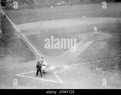 James Otis 'doc' Crandall, New York Giants at BAT, Charles Albert 'Chief' Bender, Philadelphia Athletics Pitching, World Series, Game 4, 10 Oct 1913. Foto Stock