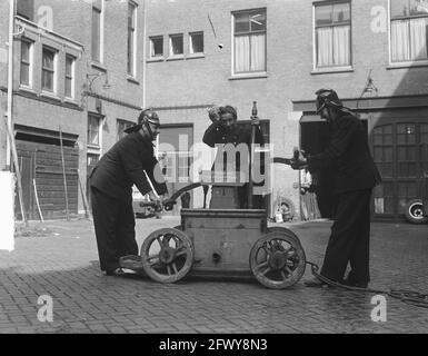 Vecchio estintore portatile della fabbrica di Jan van der Heiden al Koestraat di Amsterdam. Costruito ca. 1700. Fotografato qui nel cortile Foto Stock