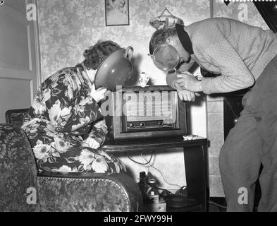 Concorso radiofonico tra Colonia e Parigi, persone con veleno per viso alla radio, 23 febbraio 1960, Paesi Bassi, 20 ° secolo agenzia di stampa foto Foto Stock