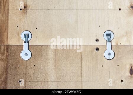 Ampio tavolo da pranzo in legno con connettori sul piano di lavoro installati estremamente vicini vista superiore come sfondo Foto Stock