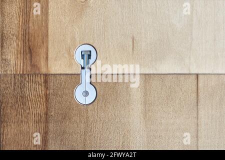 Ampio tavolo da pranzo in legno con connettori sul piano di lavoro installati estremamente vicini vista superiore come sfondo Foto Stock