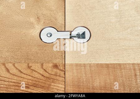 Ampio tavolo da pranzo in legno con connettori sul piano di lavoro installati estremamente vicini vista superiore come sfondo Foto Stock