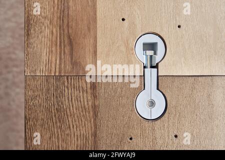 Ampio tavolo da pranzo in legno con connettori sul piano di lavoro installati estremamente vicini vista superiore come sfondo Foto Stock